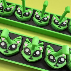 Alien Cat Nail Display Stand | Magnetic Press-on Holder for Nails