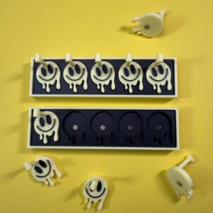 Drippy Smiley Face Nail Display Stand | Magnetic Press-on Holder for Nails